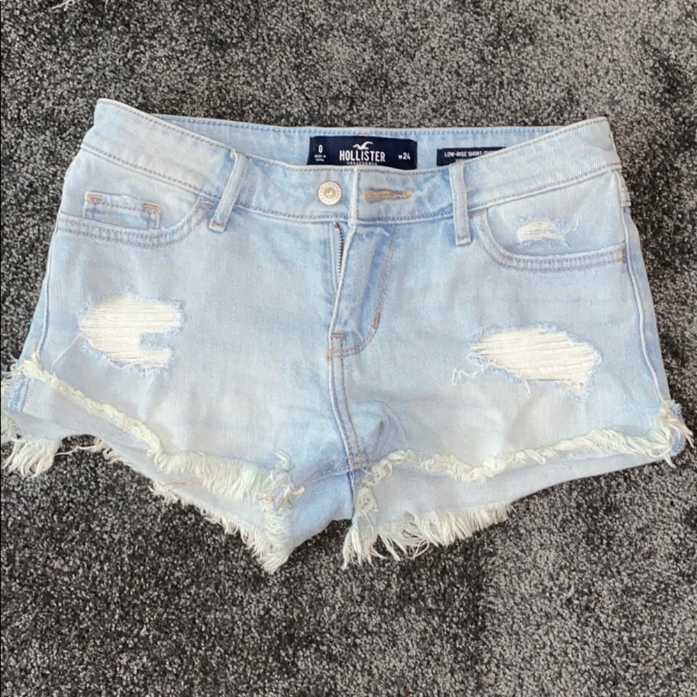 hollister shorts !!